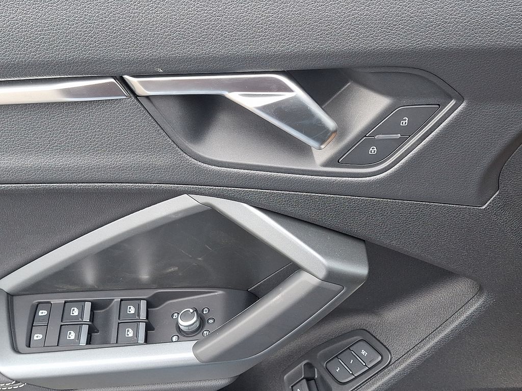 Thumbnail: 2025 Audi Q3 - 9