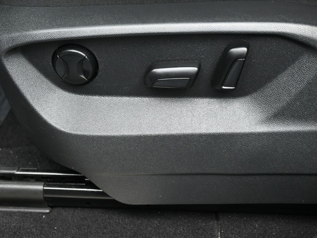 Used 2021 Gray Volkswagen 3.6L V6 SE w/Technology image 12