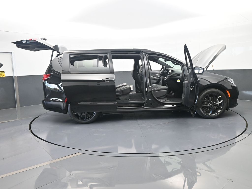 New 2026 Diamond Black Crystal Pearlcoat Chrysler Select image 72