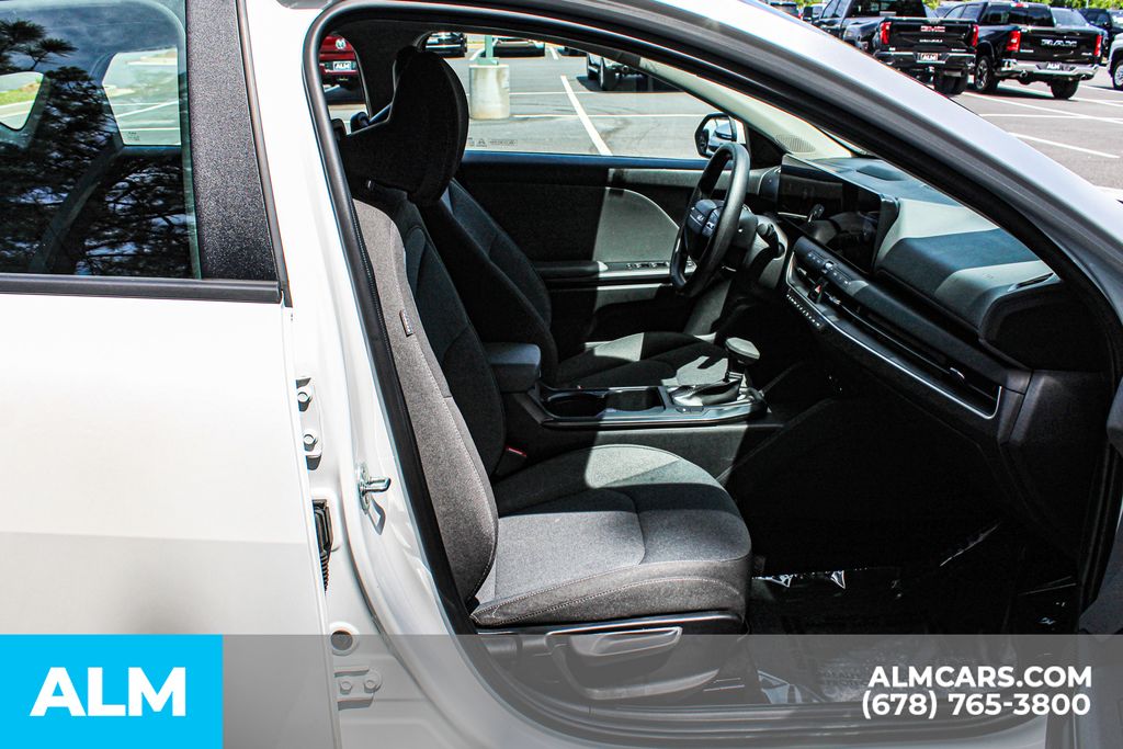 Used 2025 White Kia LXS image 21