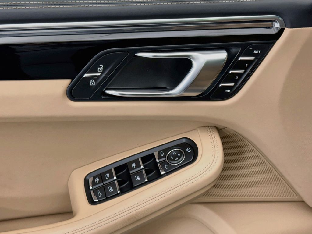 Thumbnail: 2025 Porsche Macan - 23