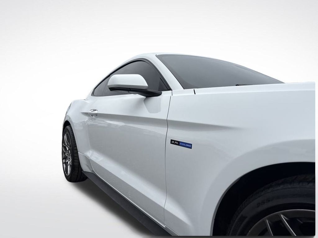 2017 Oxford White Ford Mustang V6 RWD Coupe