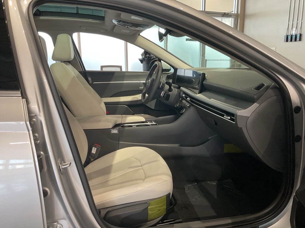 New 2025 Silver Hyundai SEL Convenience image 22