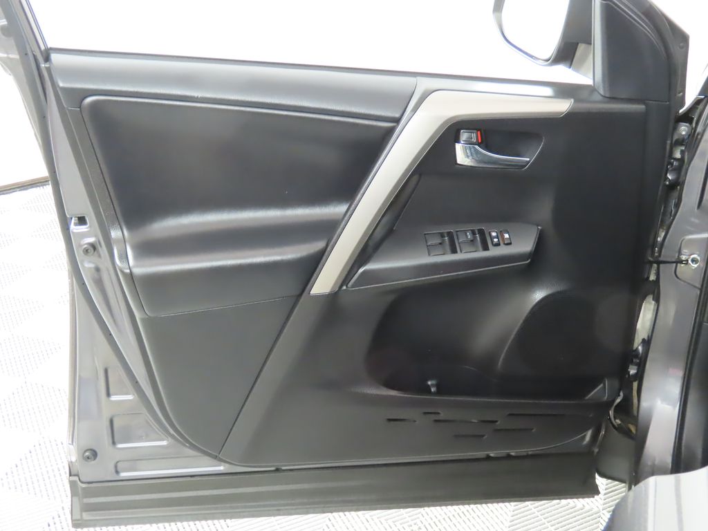 Thumbnail: 2018 Toyota RAV4 - 27