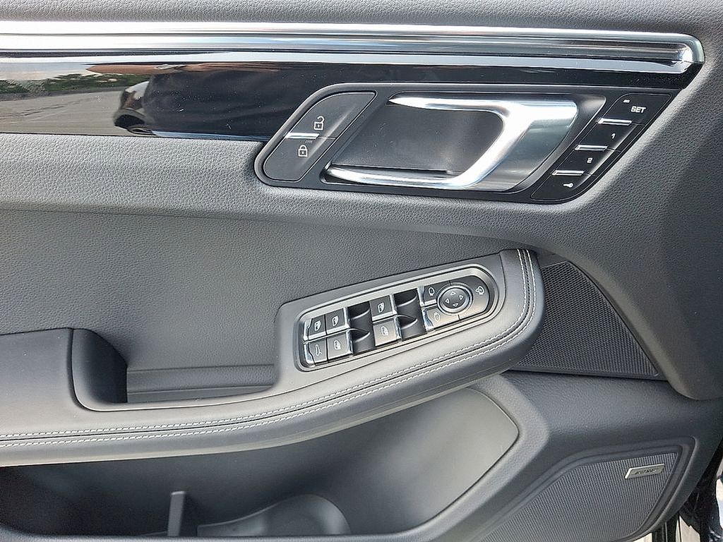 Thumbnail: 2025 Porsche Macan - 14