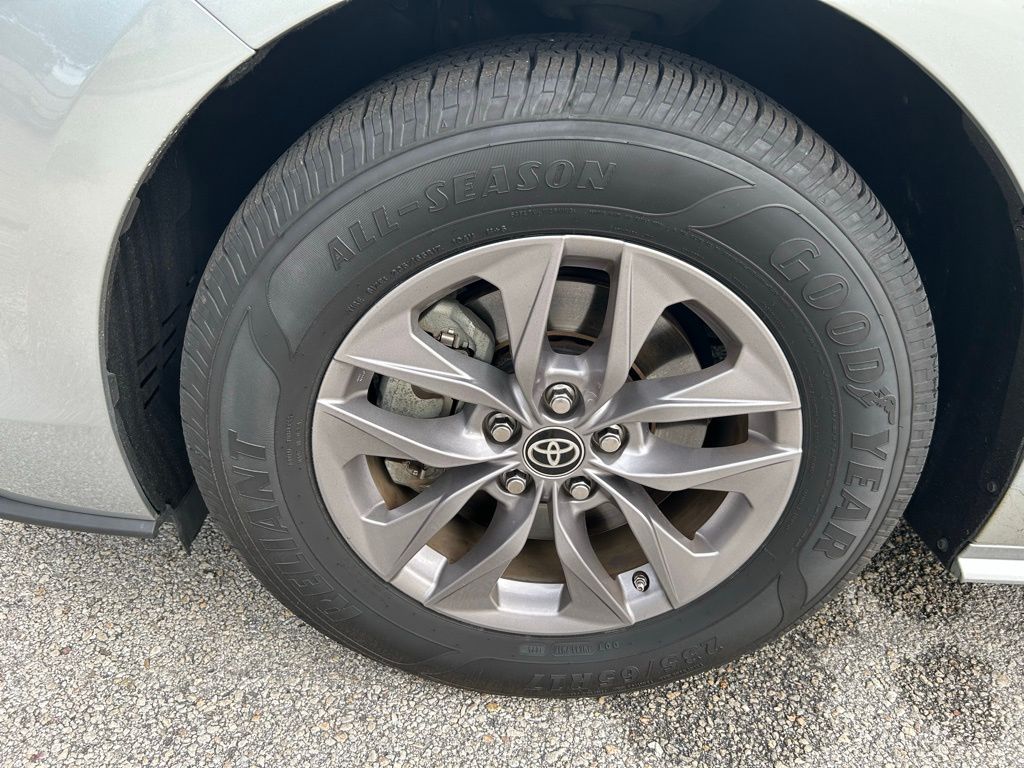 Thumbnail: 2021 Toyota Sienna - 9