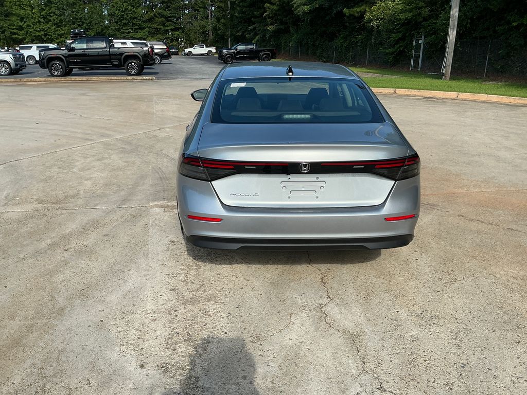 Used 2025 Silver Honda SE image 3