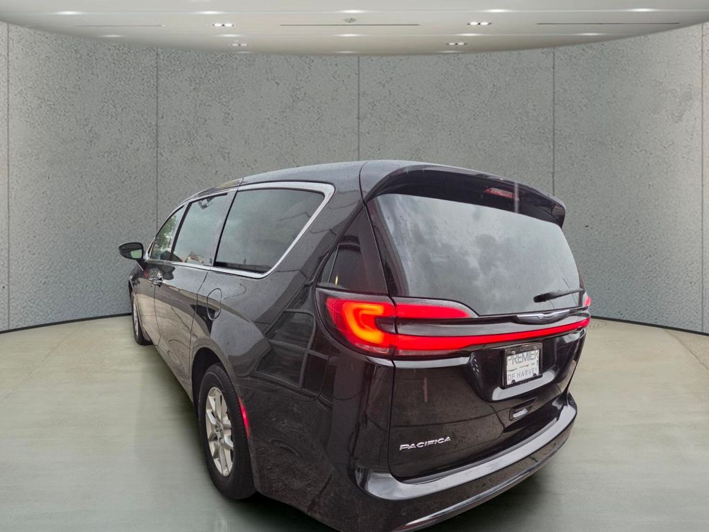 Used 2024 Chrysler Pacifica Van