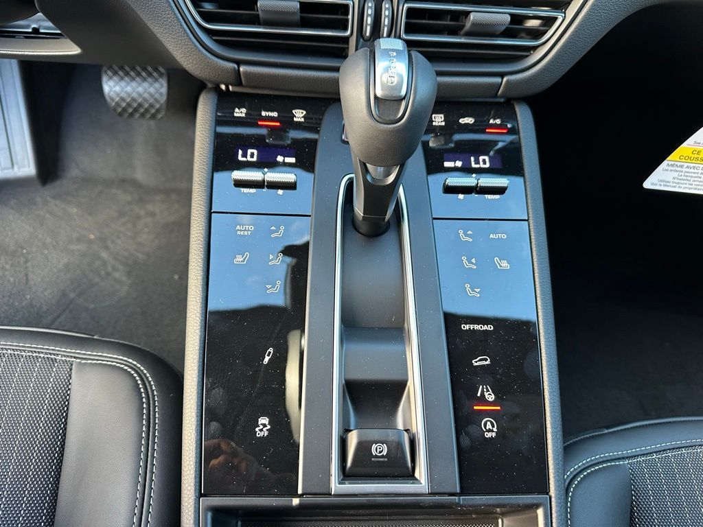 Thumbnail: 2026 Porsche Macan - 26