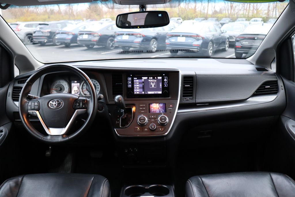 2017 Toyota Sienna SE 18