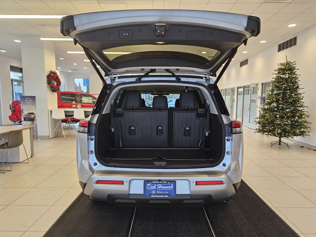 2025 Nissan Pathfinder SL