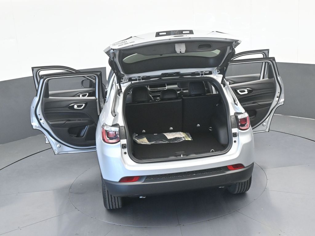 New 2026 silver zynith metallic clearcoat Jeep Latitude image 63