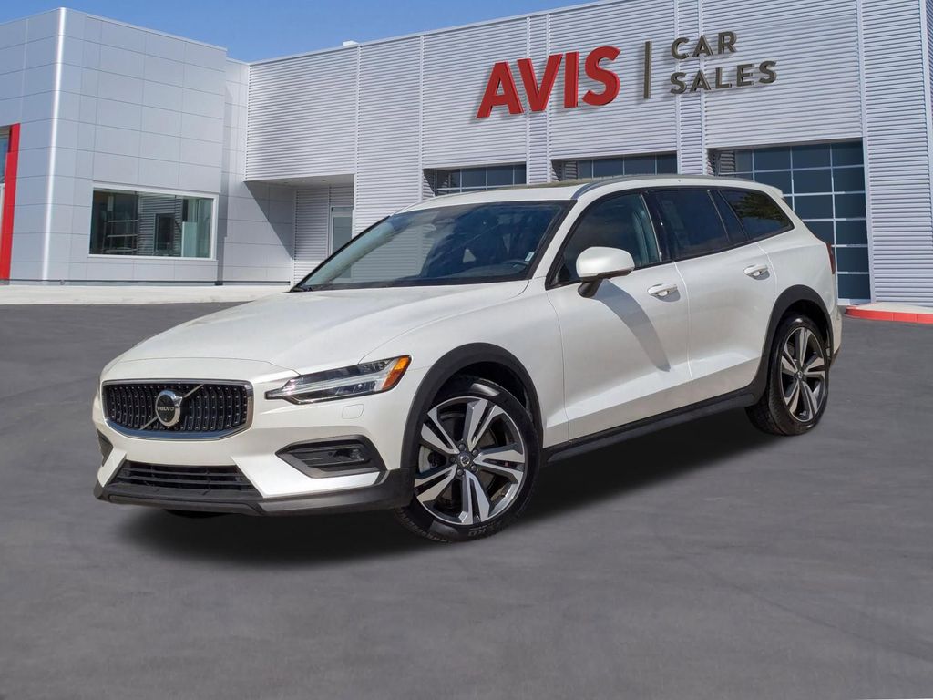 2025 Volvo V60 Cross Country B5 Plus AWD