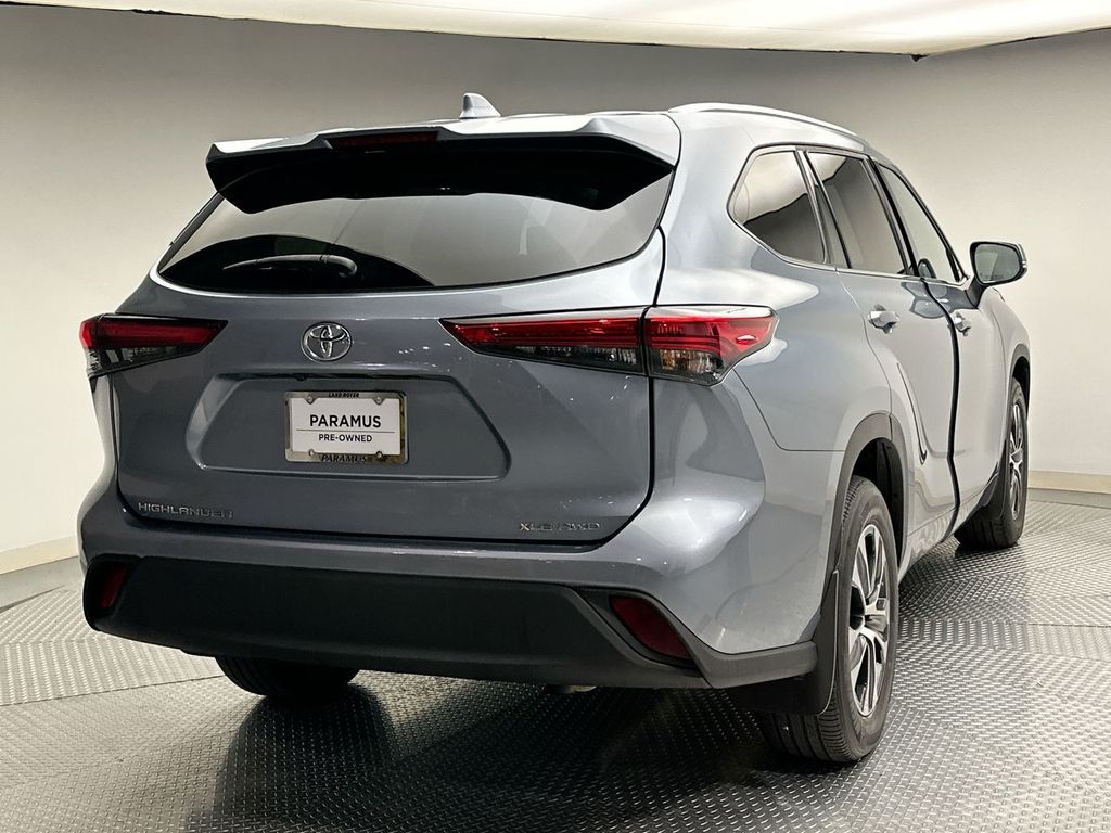 Thumbnail: 2021 Toyota Highlander - 3