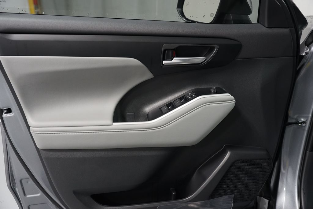 Thumbnail: 2026 Toyota Highlander - 31