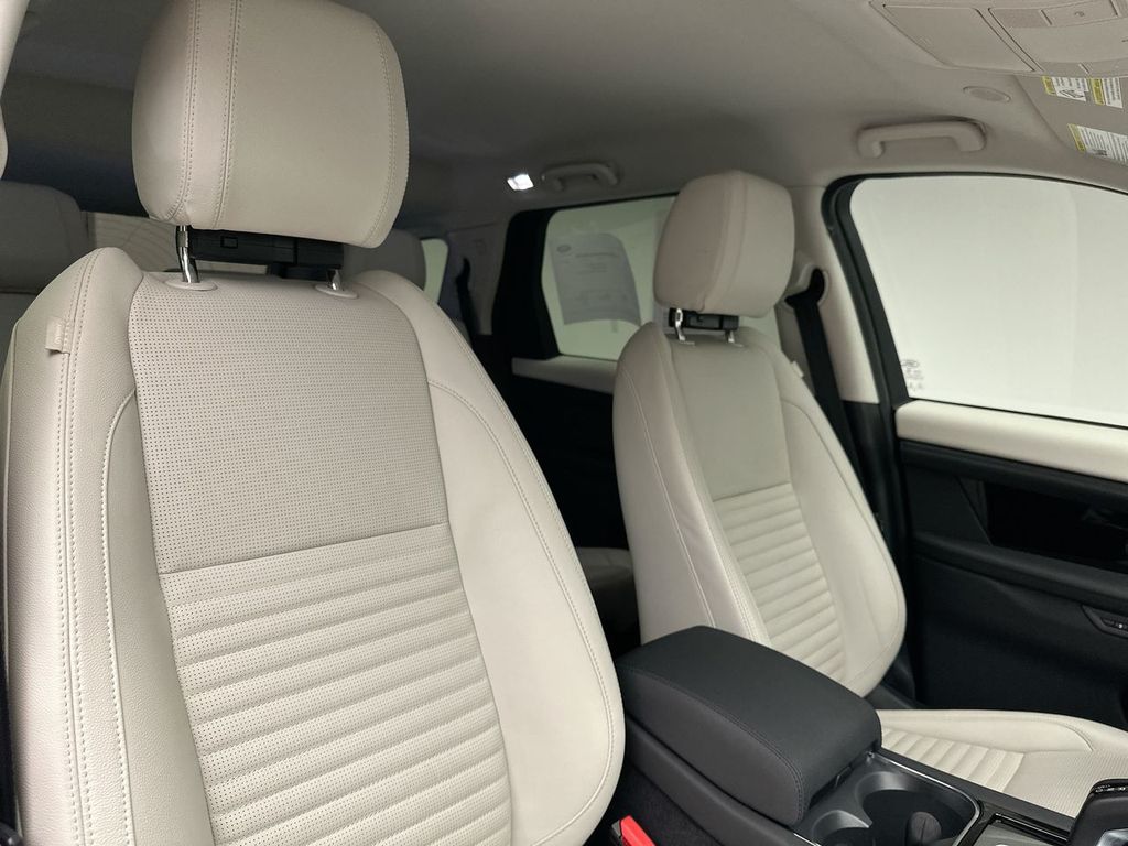 Thumbnail: 2022 Land Rover Discovery Sport - 6