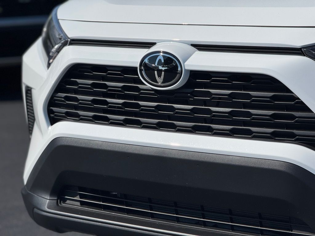 2025 Toyota RAV4 XLE photo 6