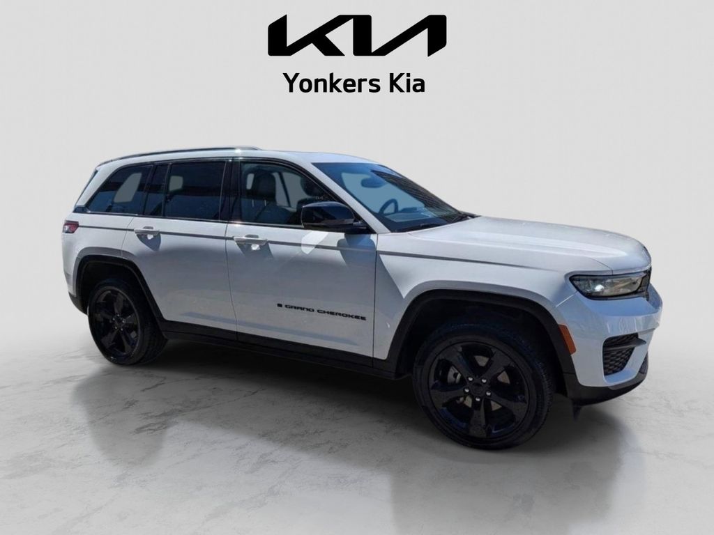 Used 2023 White Jeep Altitude X image 5