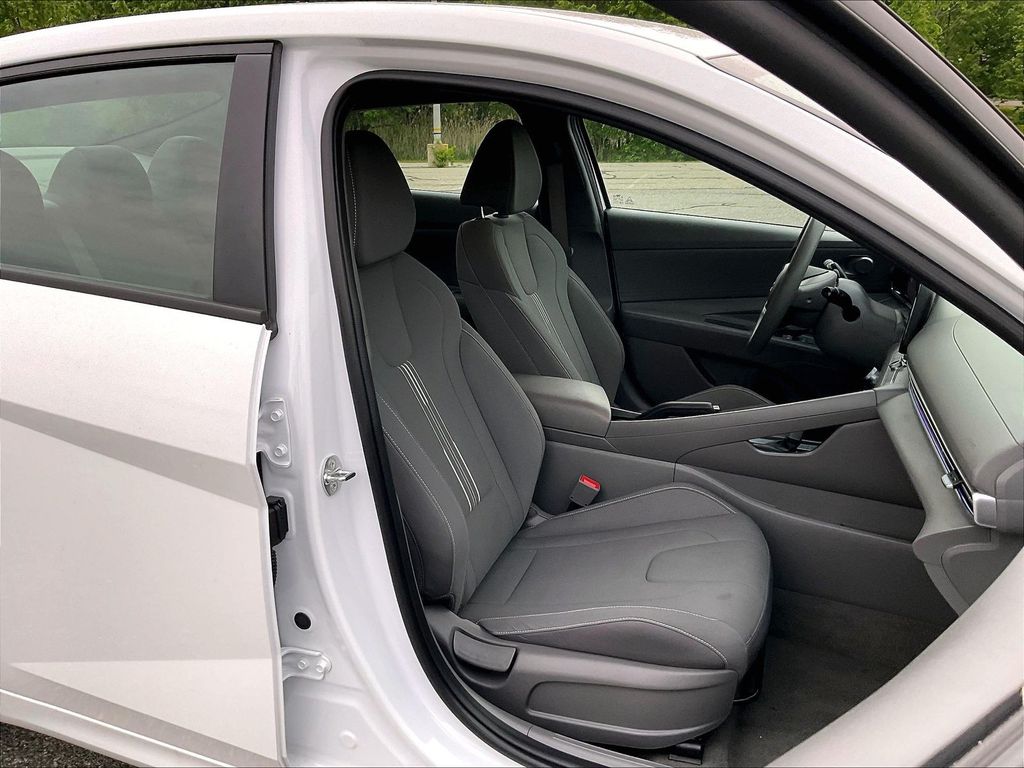 2024 Hyundai Elantra — photo 11