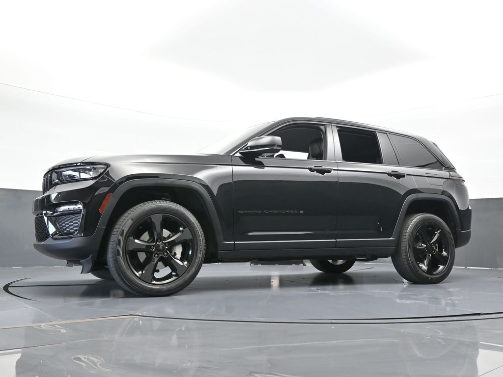 Used 2023 Diamond Black Crystal Pearlcoat Jeep Limited image 59