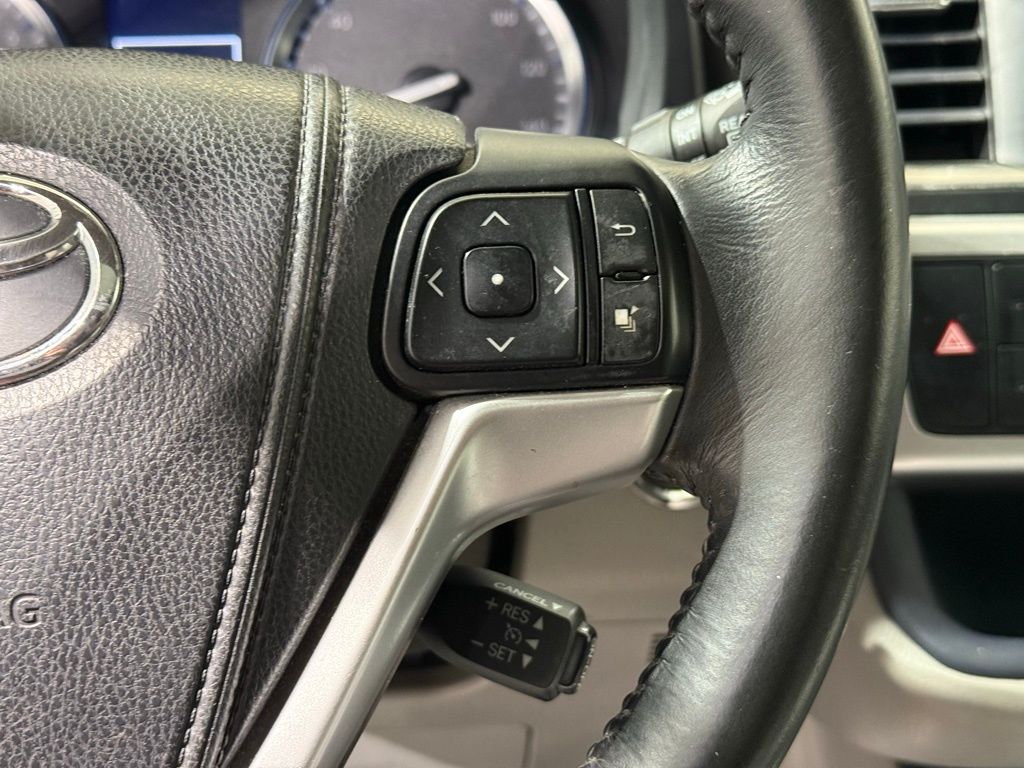 Thumbnail: 2015 Toyota Highlander - 27