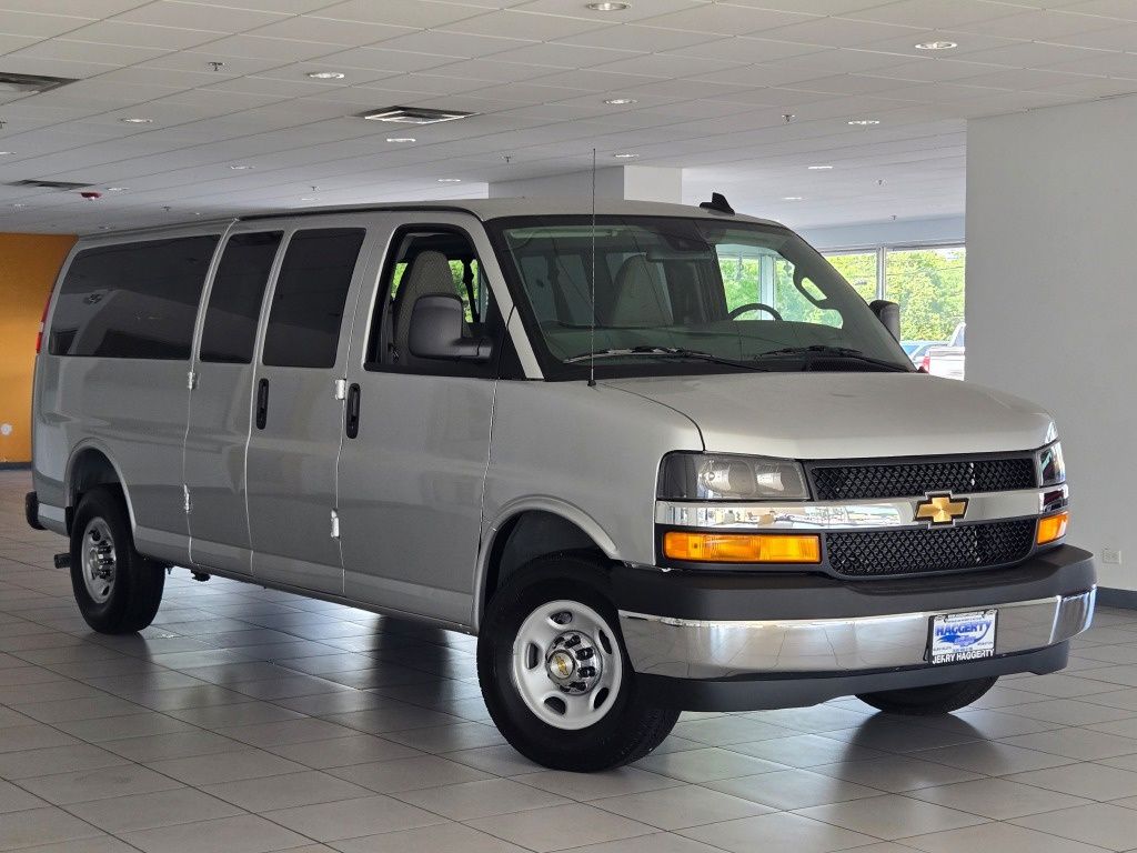2026 Chevrolet Express Plata (Silver Ice Metallic) Van Tracción trasera 