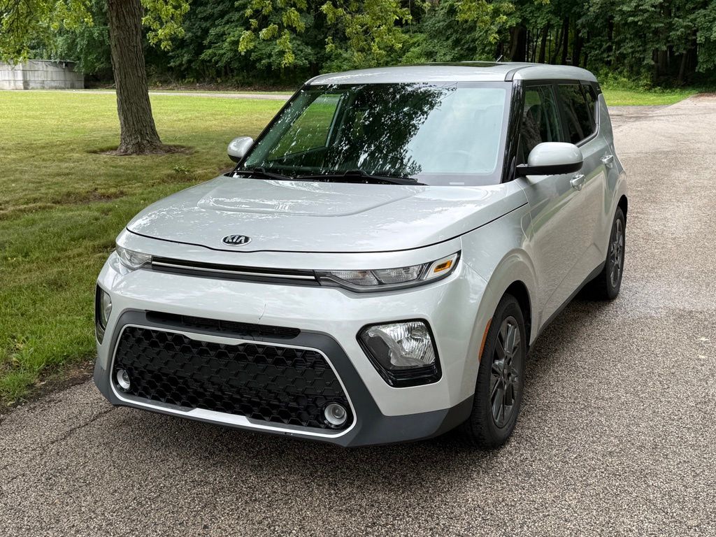 Sparkling Silver 2021 Kia Soul SUV / Crossover Front-Wheel Drive Continuously Variable Transmission