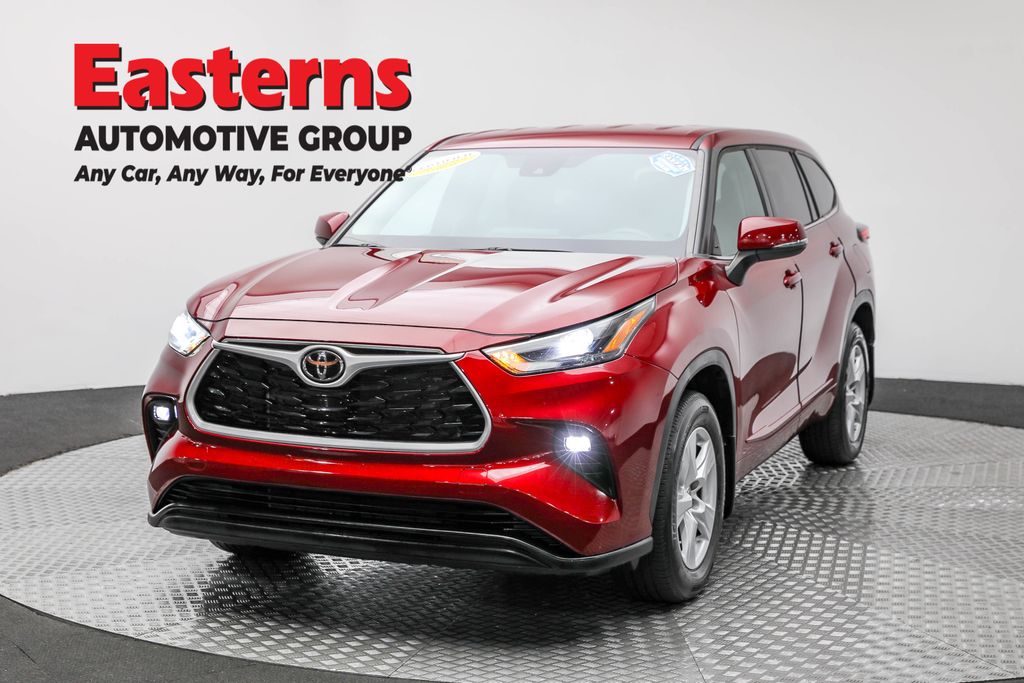 2022 Toyota Highlander LE's photo