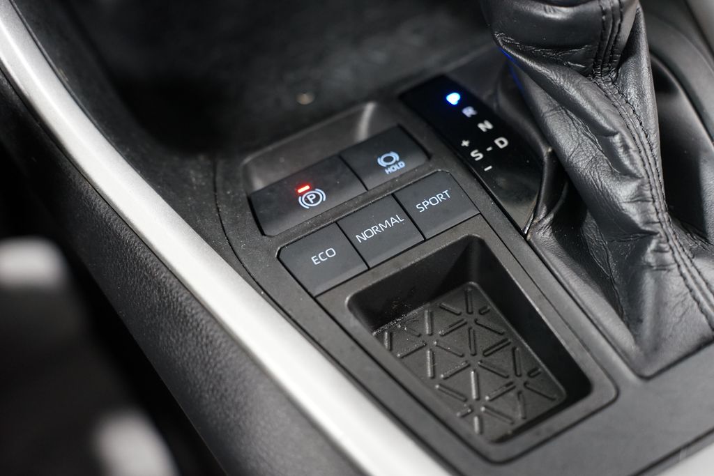 2020 Toyota RAV4 XLE 21