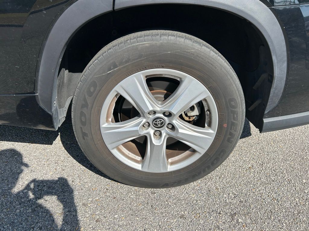 2022 Toyota Highlander LE 9