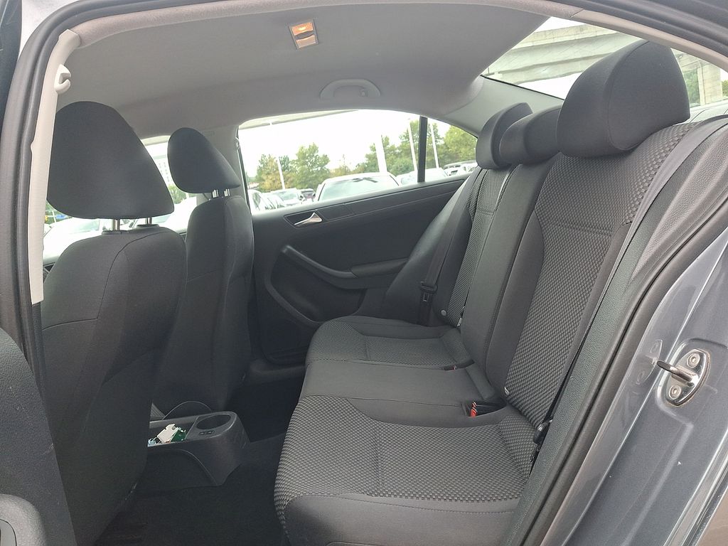 Thumbnail: 2012 Volkswagen Jetta - 10