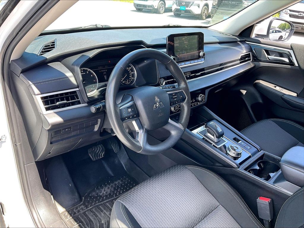 2023 Mitsubishi Outlander — photo 8