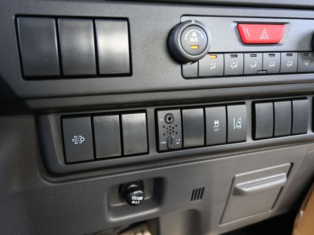 2025 Isuzu NRR 
