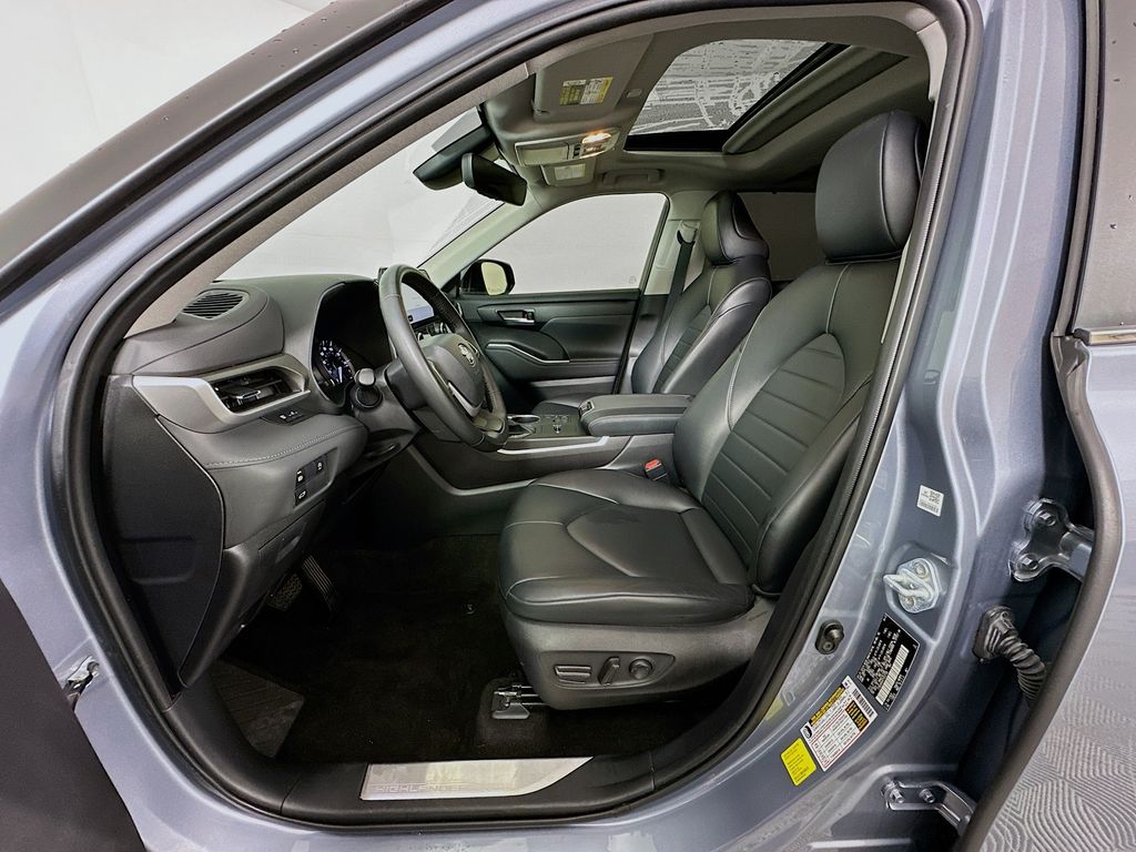 2023 Toyota Highlander XLE 21