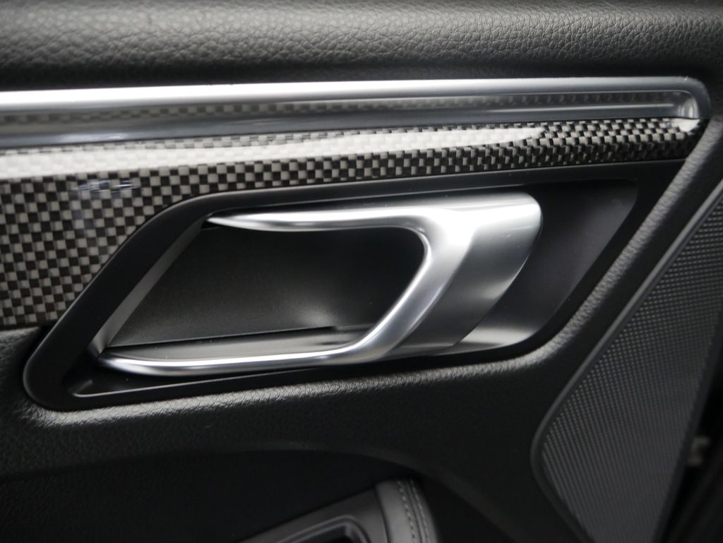 Thumbnail: 2023 Porsche Macan - 21