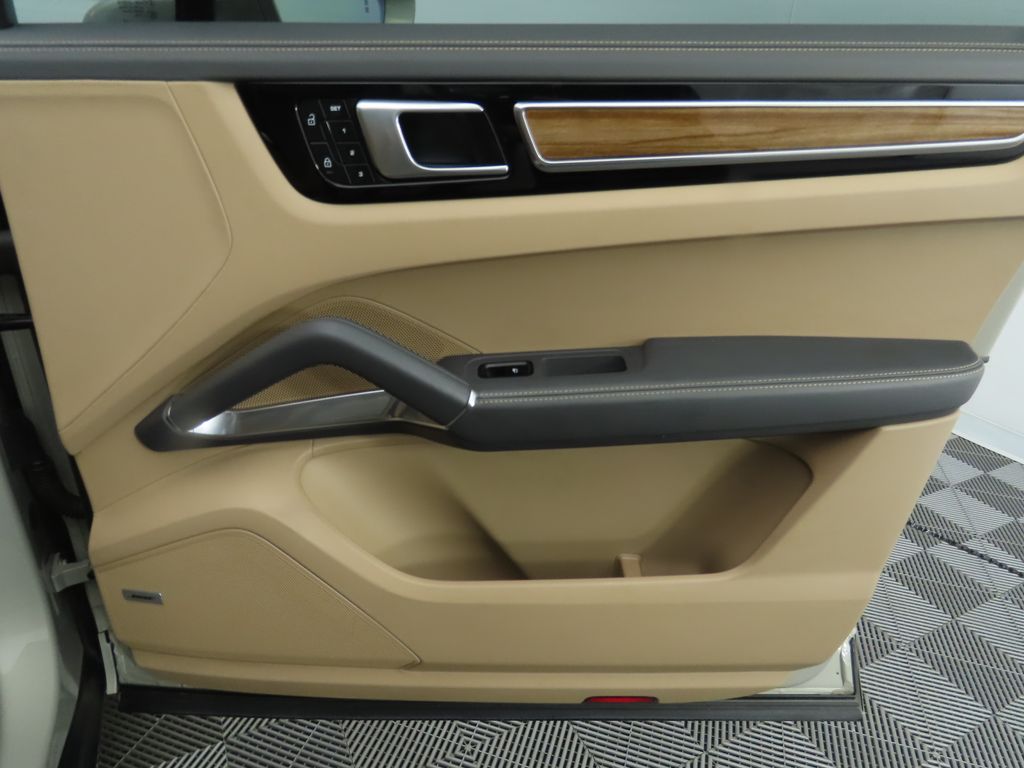 2022 Porsche Cayenne Turbo 28