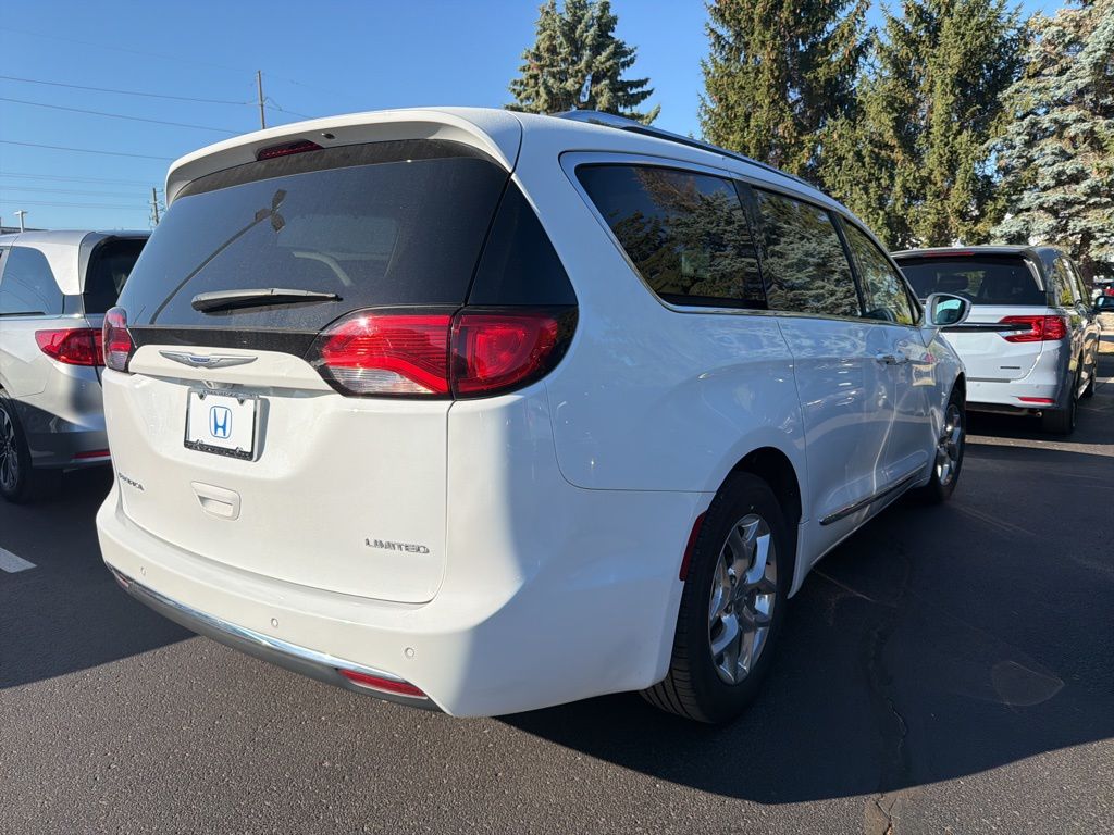 Thumbnail: 2018 Chrysler Pacifica - 3
