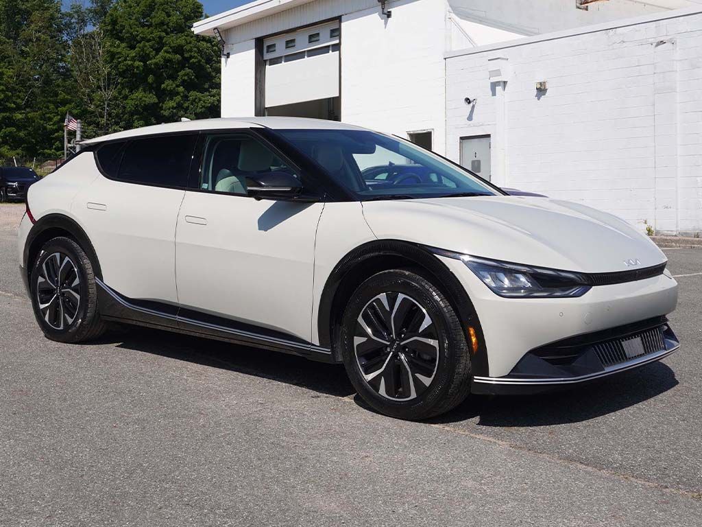 Used 2024 White Kia Wind image 56