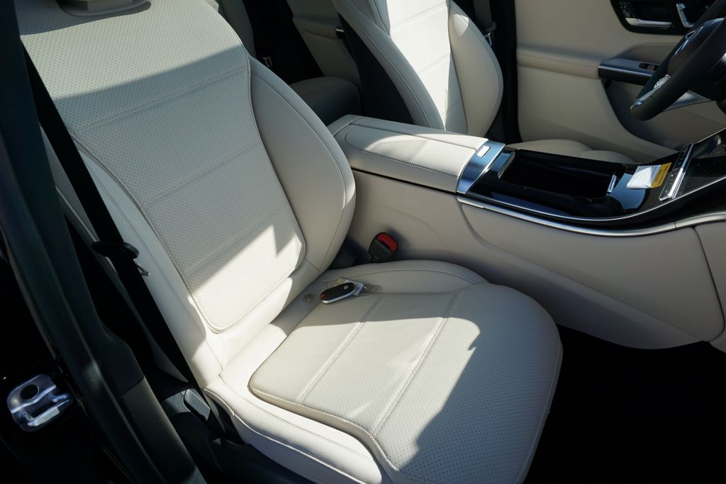 2025 Mercedes-Benz GLC 350 7
