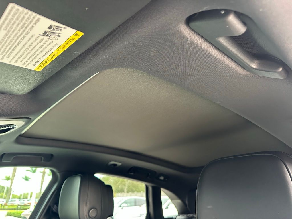 Thumbnail: 2022 Porsche Macan - 22