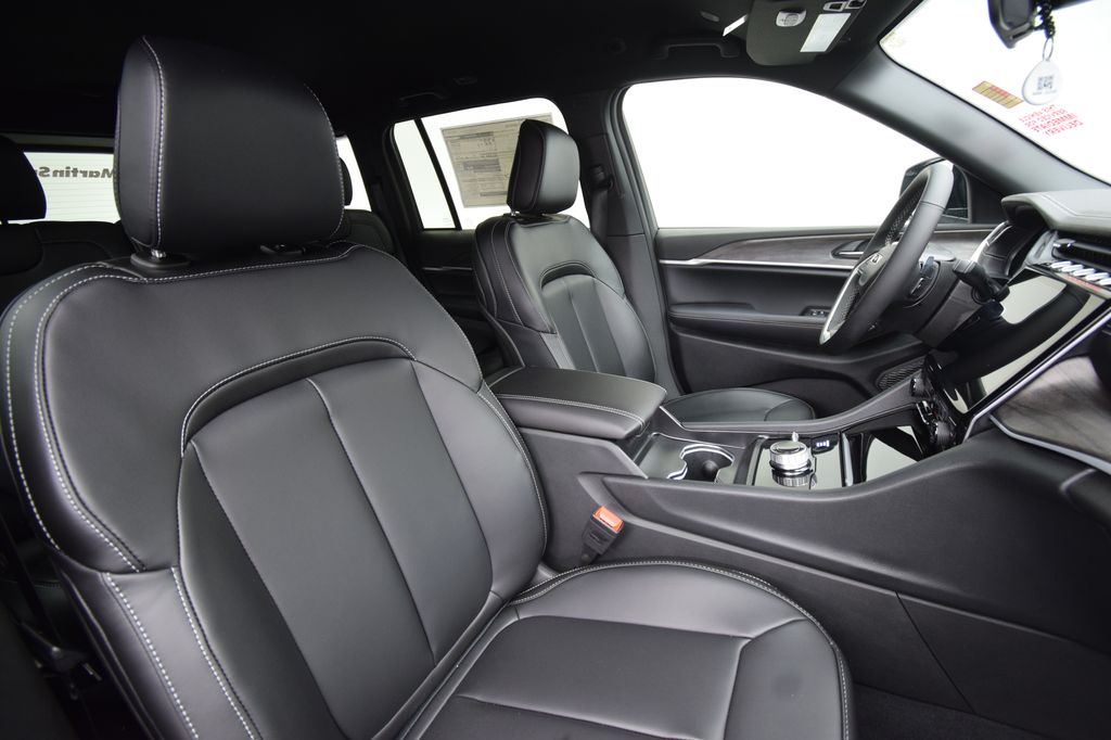 new 2025 Jeep Grand Cherokee car, priced at $44,577