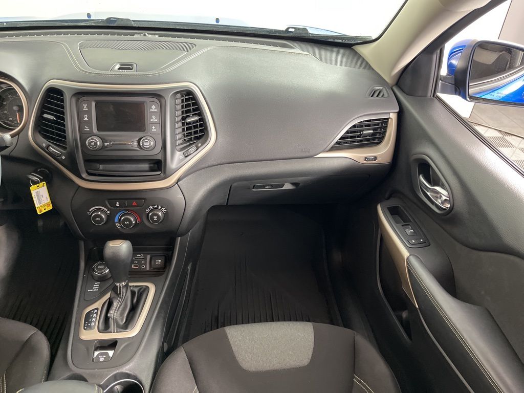 Thumbnail: 2018 Jeep Cherokee - 16