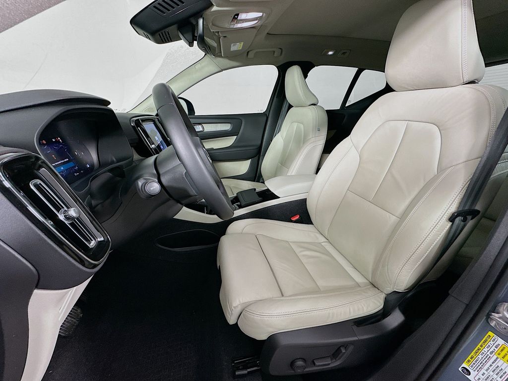 Thumbnail: 2023 Volvo XC40 - 21