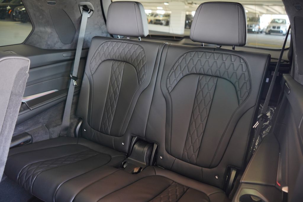 Thumbnail: 2026 BMW X7 - 21