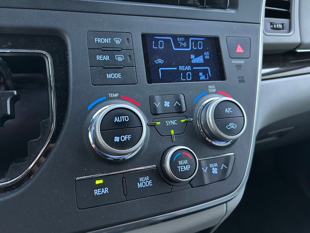 Thumbnail: 2017 Toyota Sienna - 29
