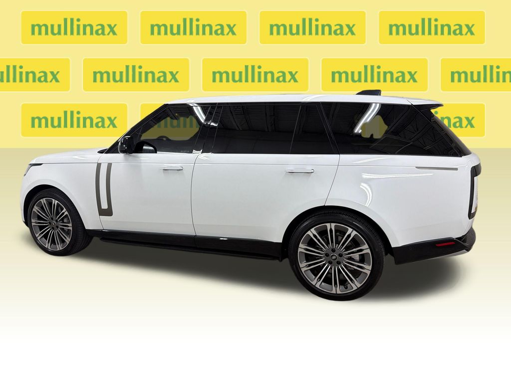 Used 2025  Land Rover SE image 10