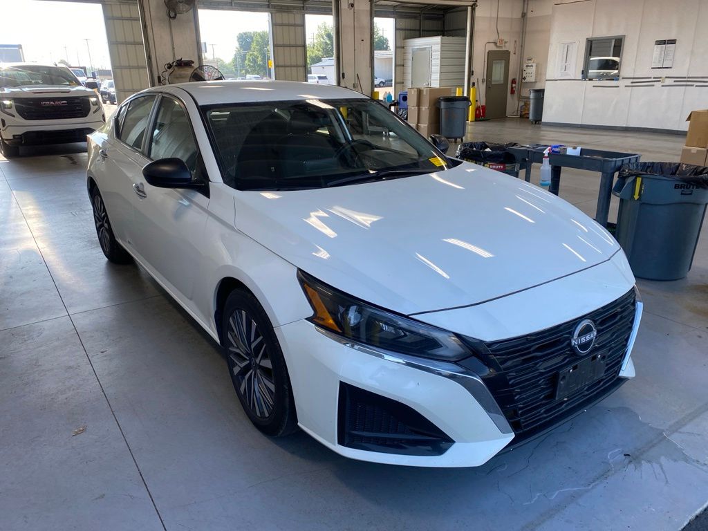 Pearl White Tricoat 2024 Nissan Altima Sedan Front-Wheel Drive Continuously Variable Transmission
