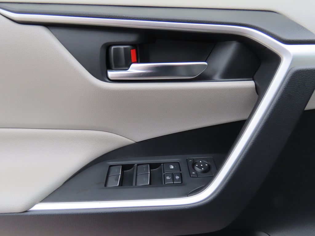 2022 Toyota RAV4 XLE 22
