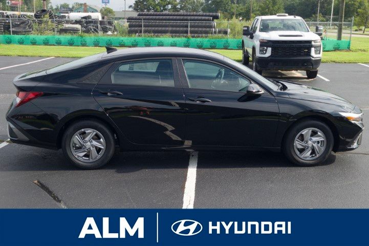 New 2026 Black Hyundai SE image 5