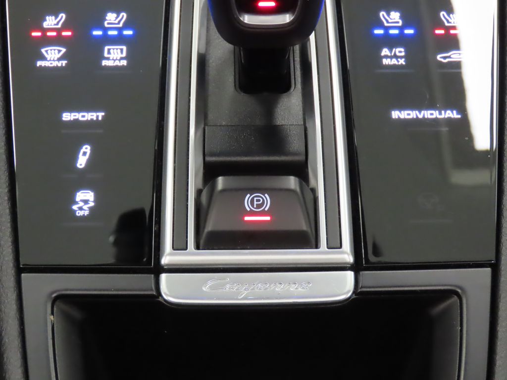 Thumbnail: 2021 Porsche Cayenne - 27